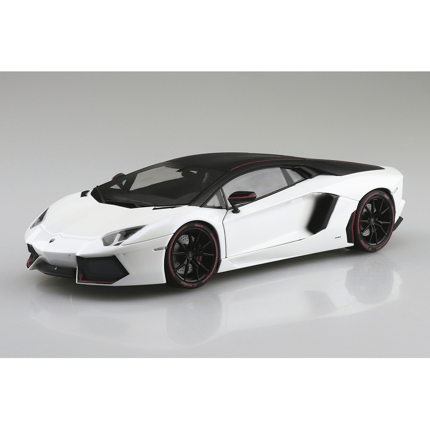 Alternative view of 2014 Lamborghini Aventador Coupé Pirelli Edition 1:24