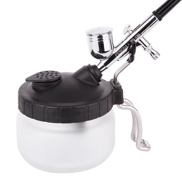 Kynäruiskun puhdistuspurkki ja teline