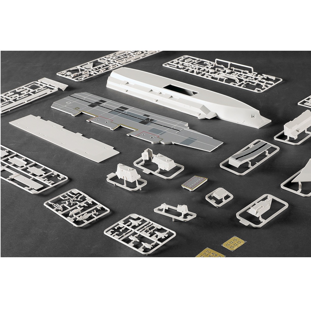 Alternative view of HMS Queen Elisabeth R08 1:700