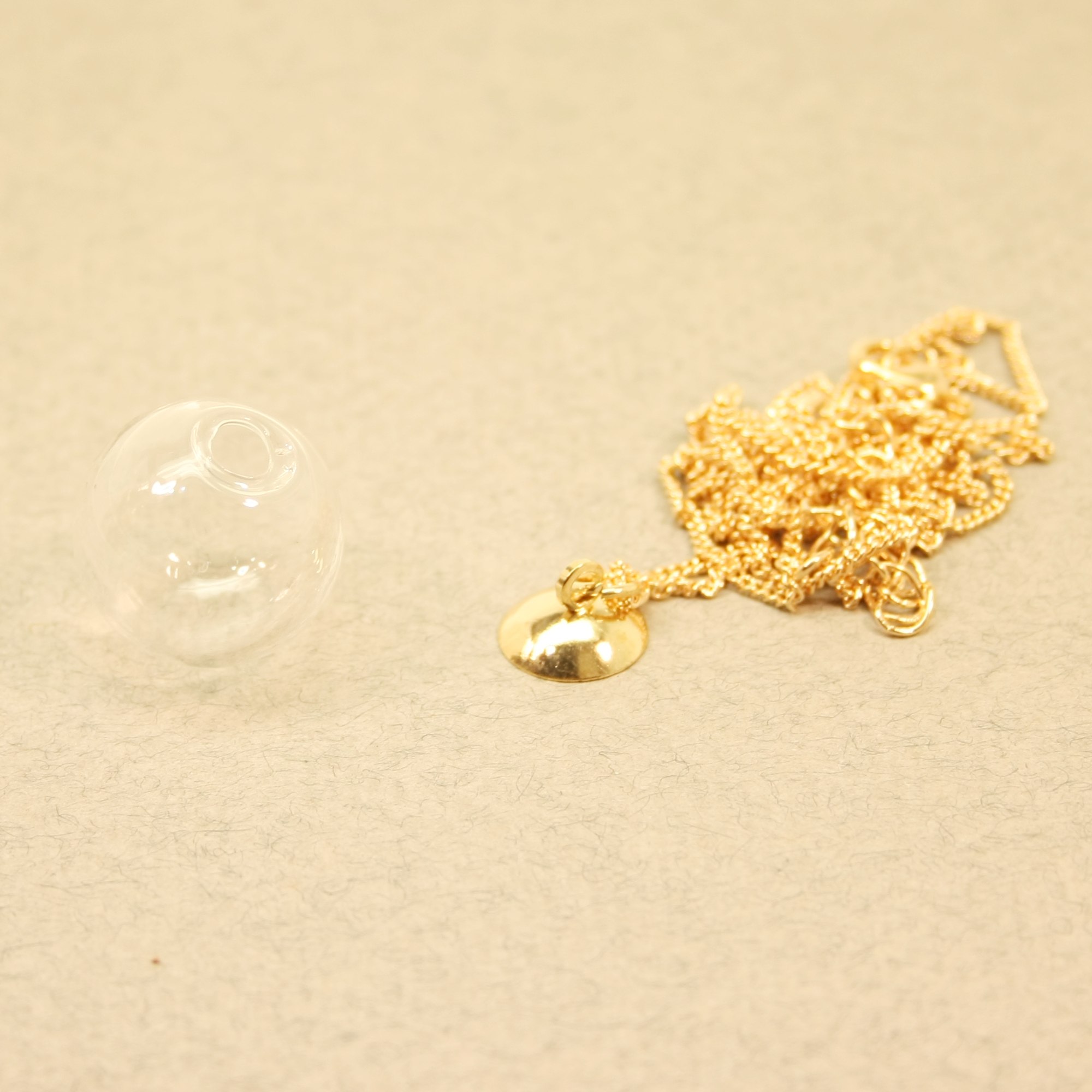 Lasipalloriipus ja ketju - Kulta