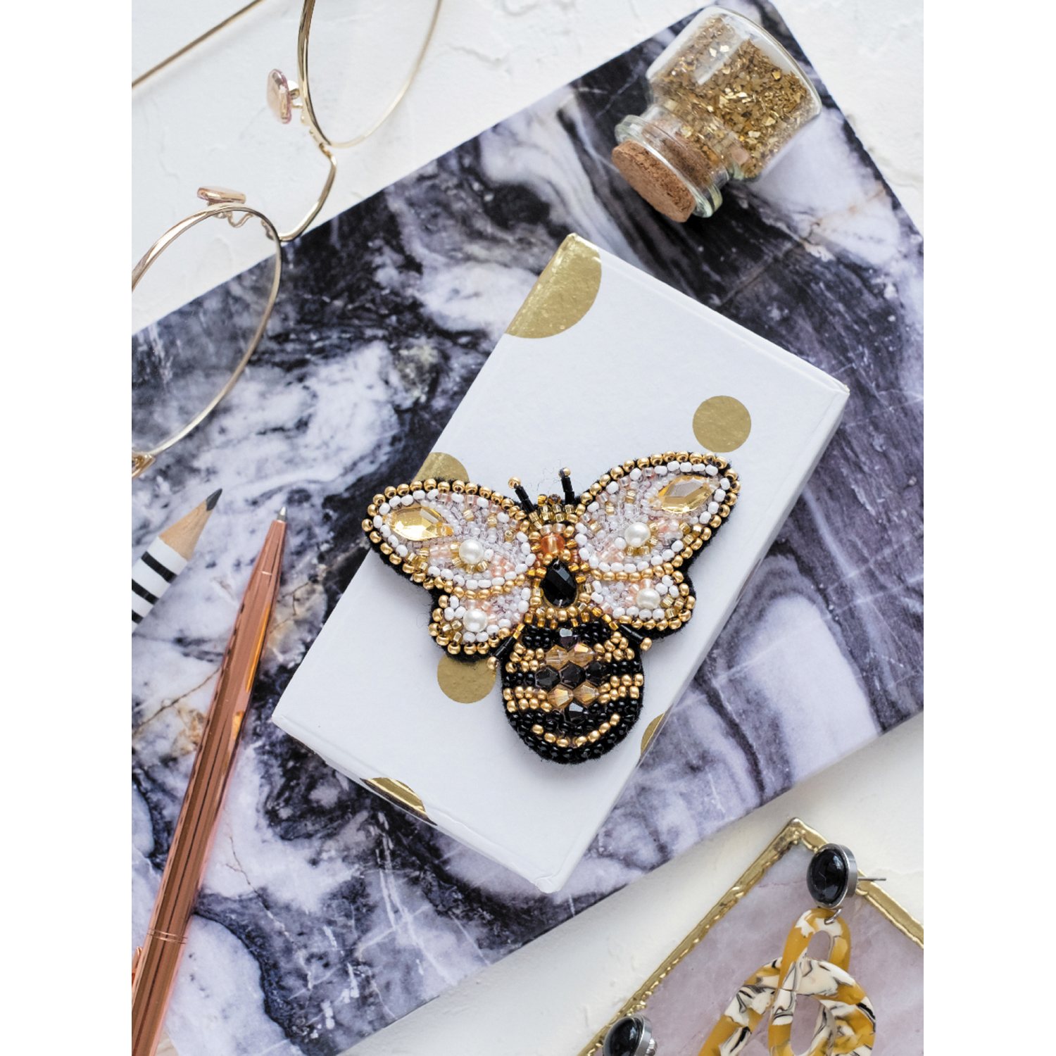 Helmikirjontasetti - Golden Bee