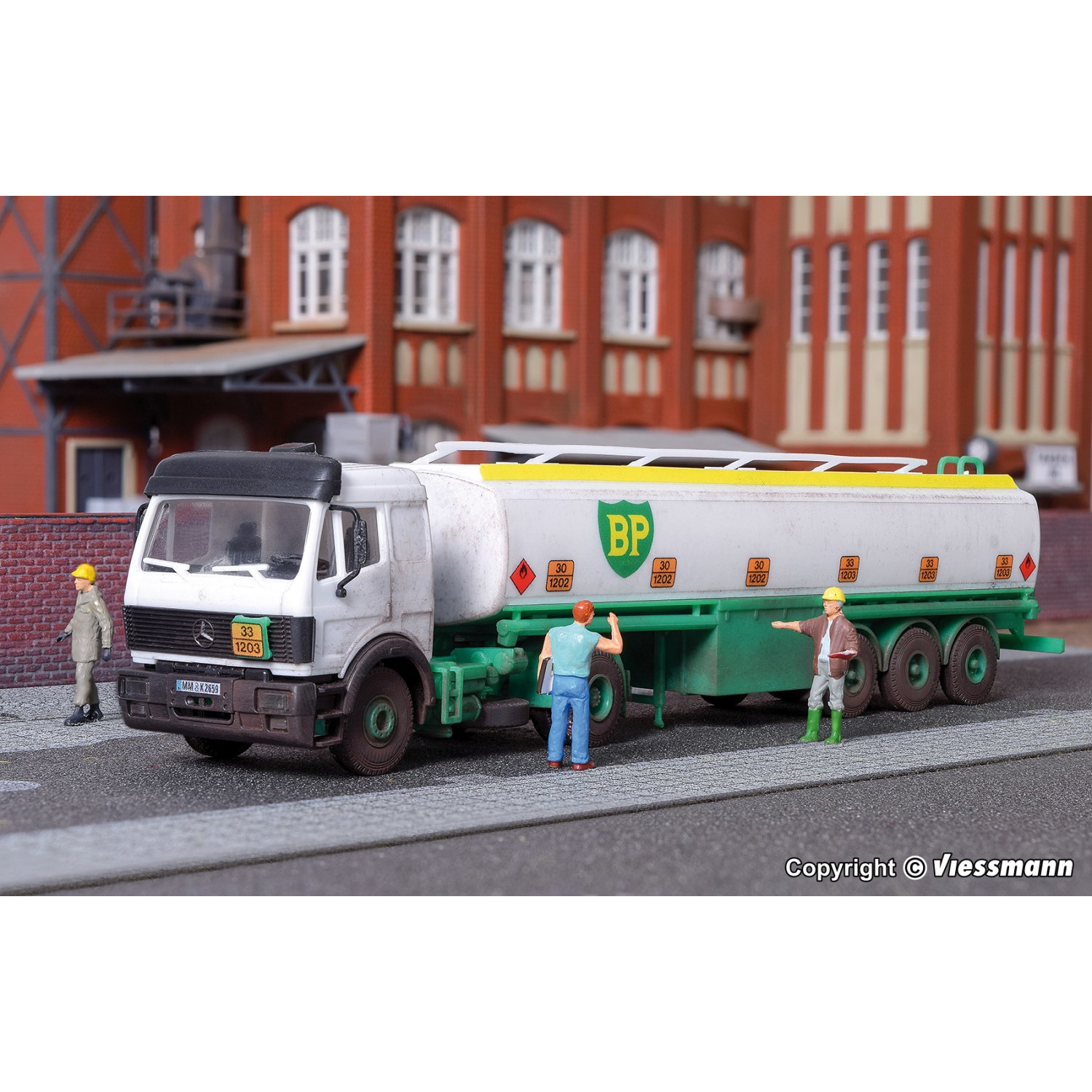 Alternative view of Mercedes-Benz tankkirekka
