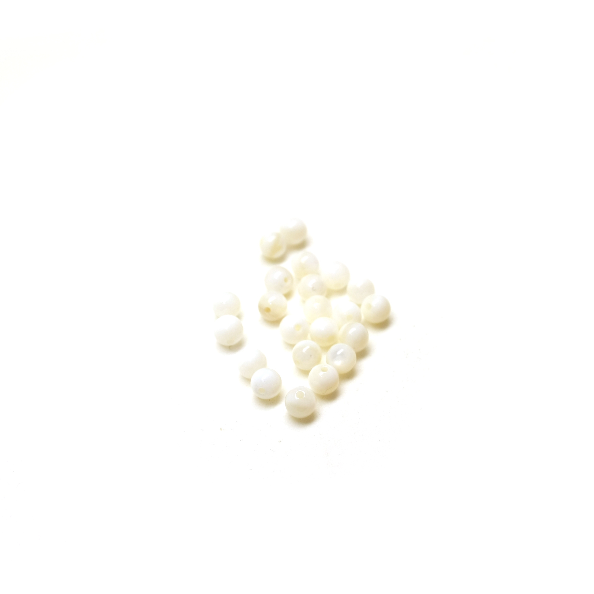 Simpukkahelmi 4mm - Vaalea